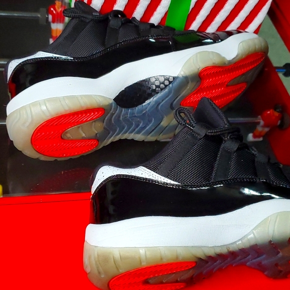 Air Jordan 11 (low) - Picture 9 of 11